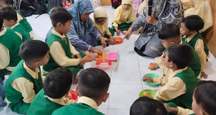 Siswa TK ABA 39 Wringinanom antusias ikuti Trial Class di SD Muwri Gresik dengan konsep belajar sambil bermain dan bereksplorasi.