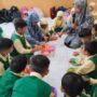Siswa TK ABA 39 Wringinanom antusias ikuti Trial Class di SD Muwri Gresik dengan konsep belajar sambil bermain dan bereksplorasi.