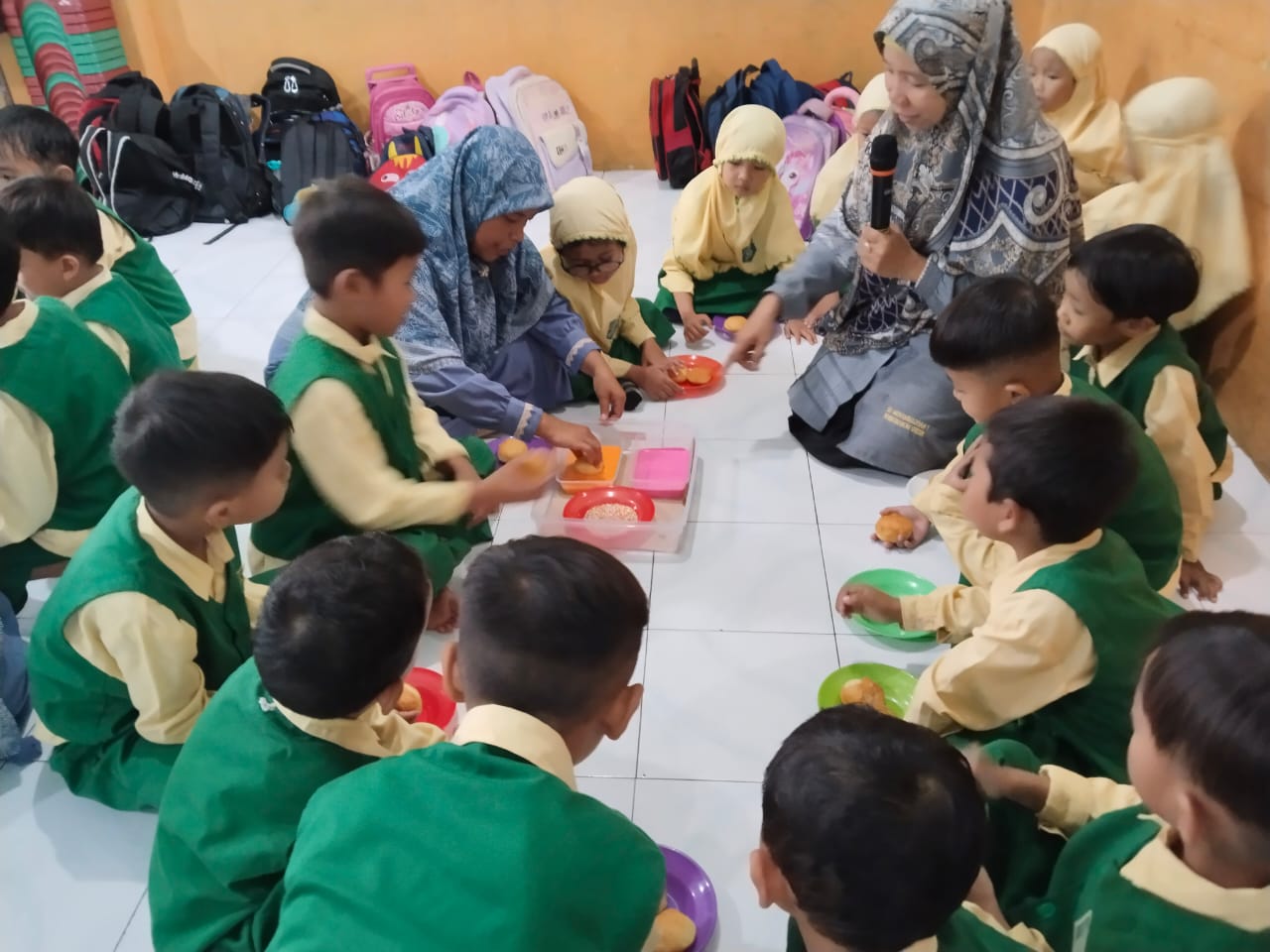 Siswa TK ABA 39 Wringinanom antusias ikuti Trial Class di SD Muwri Gresik dengan konsep belajar sambil bermain dan bereksplorasi.