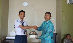 hari guru Peringatan Hari Guru Nasional di MTs Muhammadiyah 7 Pantenan diwarnai haru. Kepsek Muhammad Tauhid menyoroti peran kompleks guru di era modern. IPM berikan kejutan.