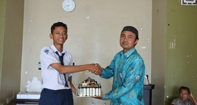 hari guru Peringatan Hari Guru Nasional di MTs Muhammadiyah 7 Pantenan diwarnai haru. Kepsek Muhammad Tauhid menyoroti peran kompleks guru di era modern. IPM berikan kejutan.