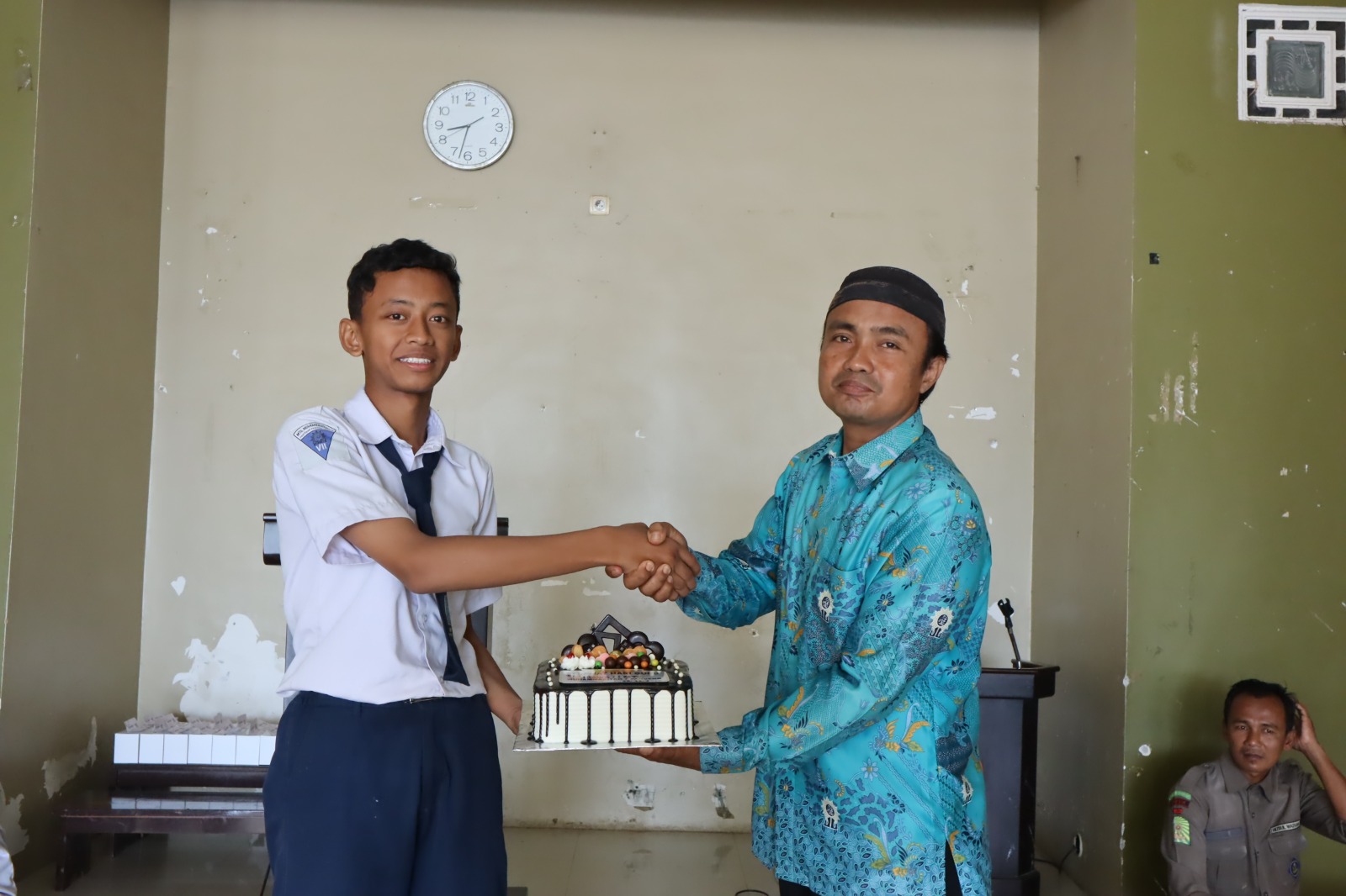 Peringatan Hari Guru Nasional di MTs Muhammadiyah 7 Pantenan diwarnai haru. Kepsek Muhammad Tauhid menyoroti peran kompleks guru di era modern. IPM berikan kejutan.