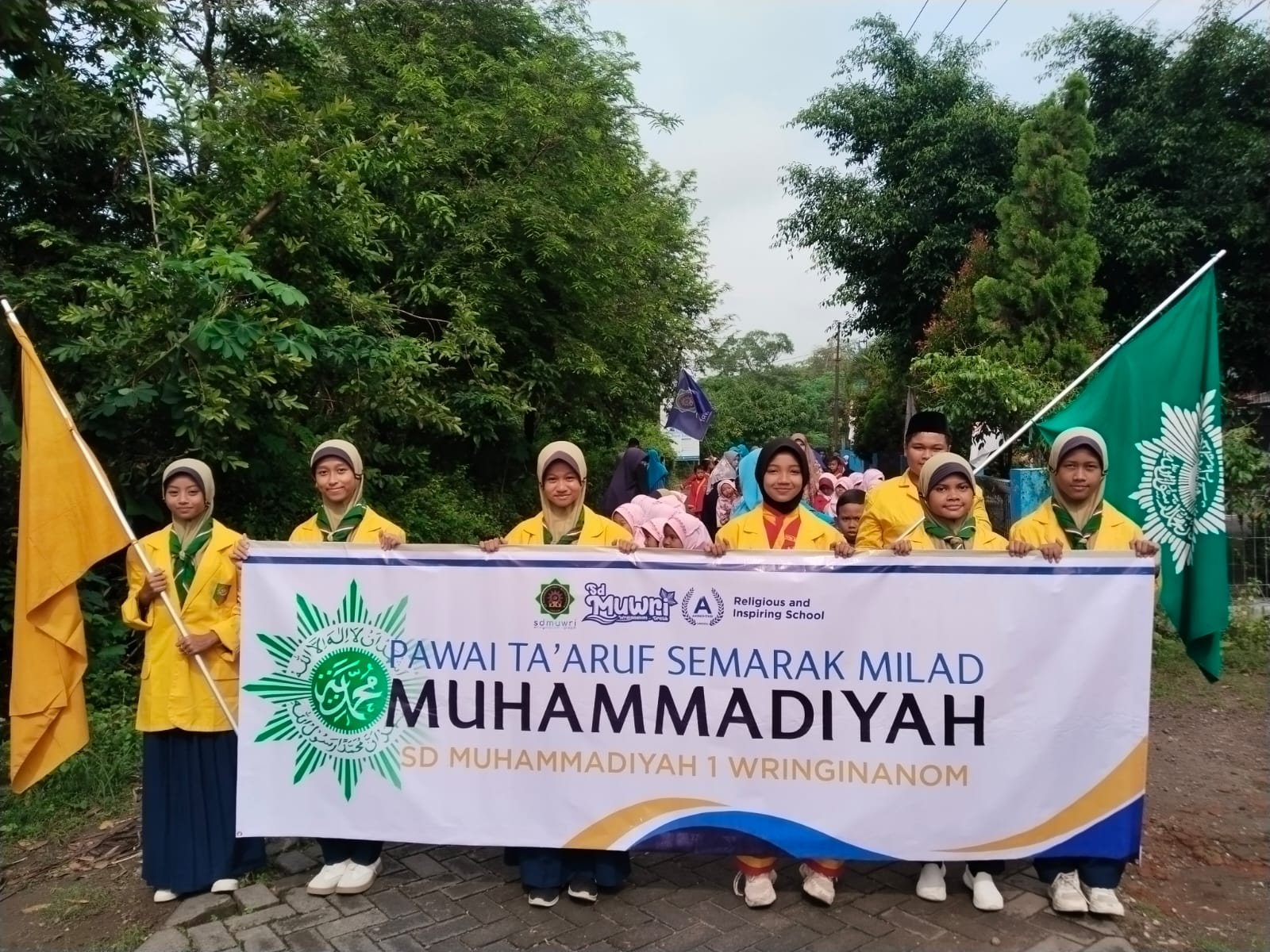 SD Muwri meriahkan Milad Muhammadiyah ke-113 dengan pawai, ceremony, penghargaan siswa dan guru, serta berbagai kegiatan edukatif.