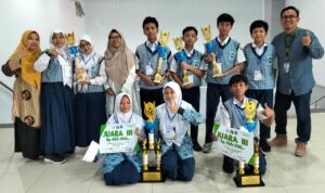 spemutu juara Deretan prestasi siswa Spemutu Gresik bersama bapak ibu pembina di festival faqih Usman ke 9 Majelis Dikdasmen PNF PDM Gresik yang berlangsung di hall sang pencerah Universitas Muhammadiyah Gresik, Sabtu (1/11/2025). (Istimewa/girimu.com)