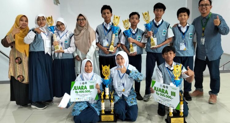 spemutu juara Deretan prestasi siswa Spemutu Gresik bersama bapak ibu pembina di festival faqih Usman ke 9 Majelis Dikdasmen PNF PDM Gresik yang berlangsung di hall sang pencerah Universitas Muhammadiyah Gresik, Sabtu (1/11/2025). (Istimewa/girimu.com)