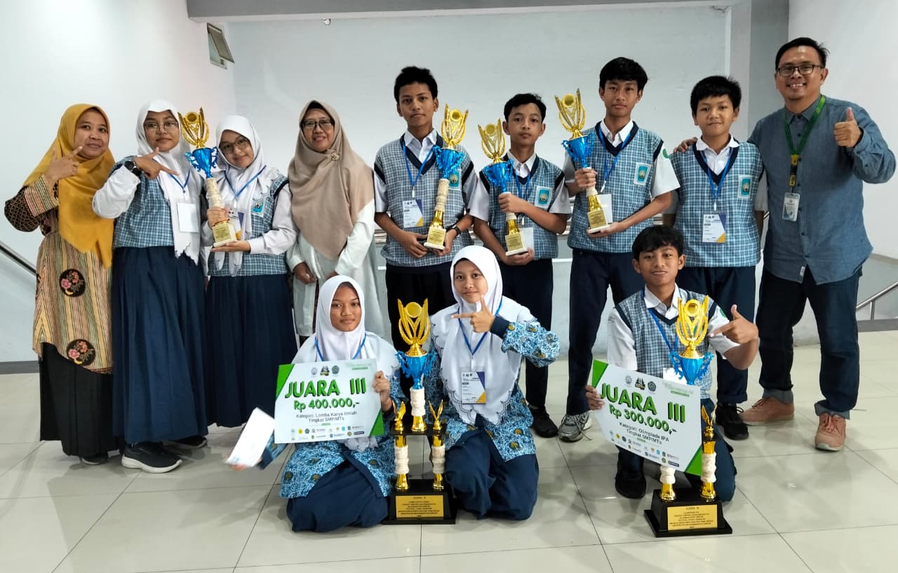 Deretan prestasi siswa Spemutu Gresik bersama bapak ibu pembina di festival faqih Usman ke 9 Majelis Dikdasmen PNF PDM Gresik yang berlangsung di hall sang pencerah Universitas Muhammadiyah Gresik, Sabtu (1/11/2025). (Istimewa/girimu.com)