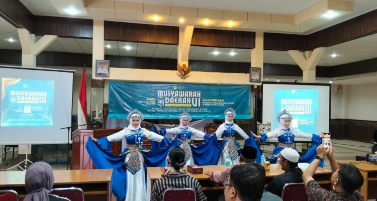 tari spemutu Carissa Safira Nur Ashar, Ranyacitya Syakura, Annisa Hanif Safira dan Sherly Anna Azzahra saat tampil di acara pembukaan Musyawarah Daerah VI Dewan Kebudayaan Gresik, Sabtu (8/11/2025). (Bening/girimu.com)
