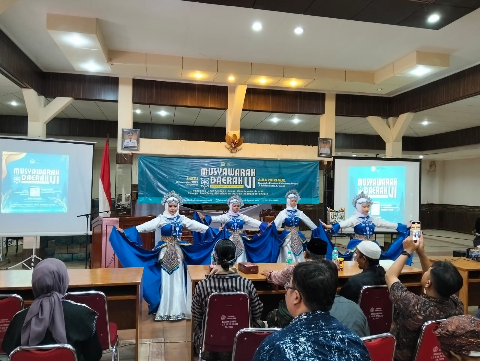 Carissa Safira Nur Ashar, Ranyacitya Syakura, Annisa Hanif Safira dan Sherly Anna Azzahra saat tampil di acara pembukaan Musyawarah Daerah VI Dewan Kebudayaan Gresik, Sabtu (8/11/2025). (Bening/girimu.com)