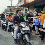 Pembagian takjil TPQ Aisyiyah GKB di depan Masjid Taqwa Spemdalas, Jumat (6/3/26)