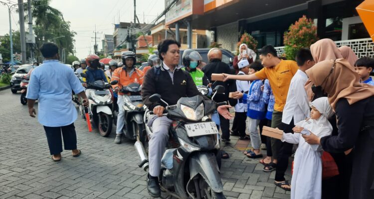Pembagian takjil TPQ Aisyiyah GKB di depan Masjid Taqwa Spemdalas, Jumat (6/3/26)
