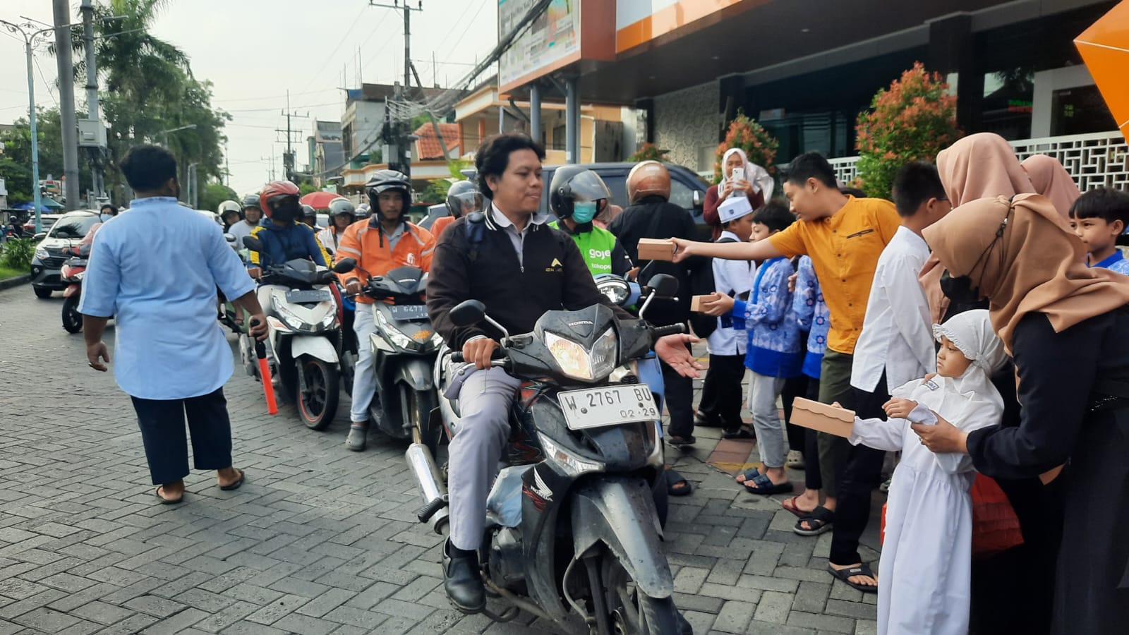 Pembagian takjil TPQ Aisyiyah GKB di depan Masjid Taqwa Spemdalas, Jumat (6/3/26)