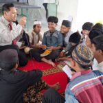 Keseruan Peserta Mabit bersama Pemateri memperbaiki bacaan sholat