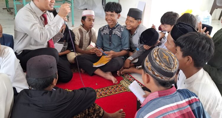 Keseruan Peserta Mabit bersama Pemateri memperbaiki bacaan sholat
