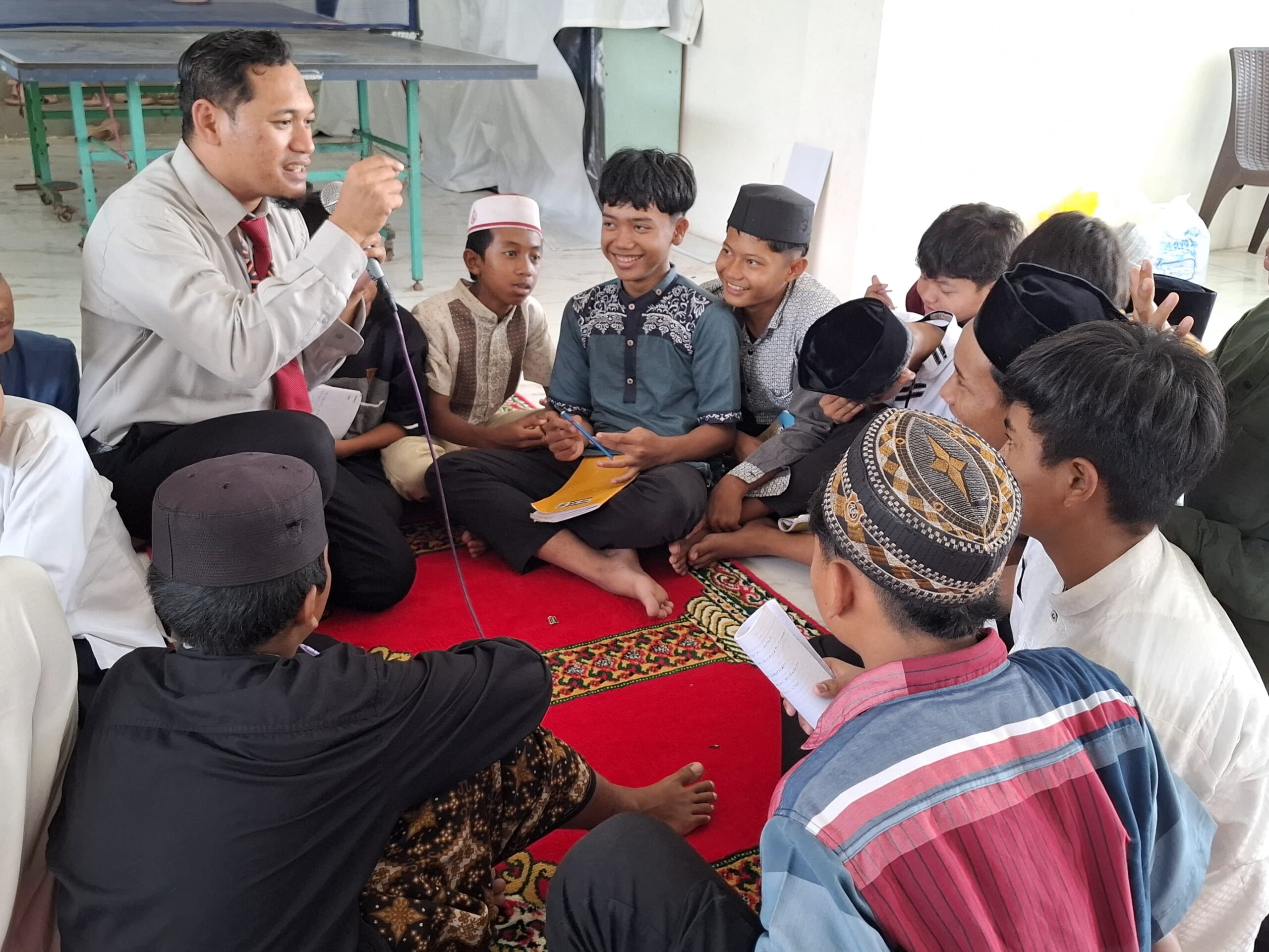 Keseruan Peserta Mabit bersama Pemateri memperbaiki bacaan sholat