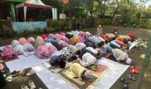 kegiatan simulasi Sholat Idulfitri bersama di halaman sekolah sebagai bentuk pembelajaran ibadah sejak dini