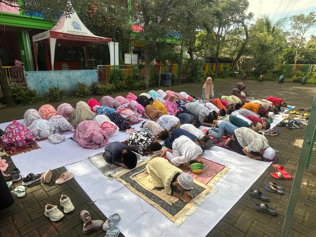 kegiatan simulasi Sholat Idulfitri bersama di halaman sekolah sebagai bentuk pembelajaran ibadah sejak dini