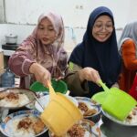 Guru SD Muhammadiyah 1 Driyorejo Gresik saat menuangkan kuah semur daging diatas piring saji dalam kegiatan menyediakan menu berbuka puasa di Masjid Nur Hidayah Kota Baru Driyorejo (Elisyah Susanty/GIRIMU.COM)
