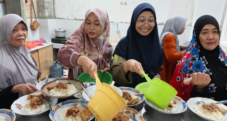 Guru SD Muhammadiyah 1 Driyorejo Gresik saat menuangkan kuah semur daging diatas piring saji dalam kegiatan menyediakan menu berbuka puasa di Masjid Nur Hidayah Kota Baru Driyorejo (Elisyah Susanty/GIRIMU.COM)