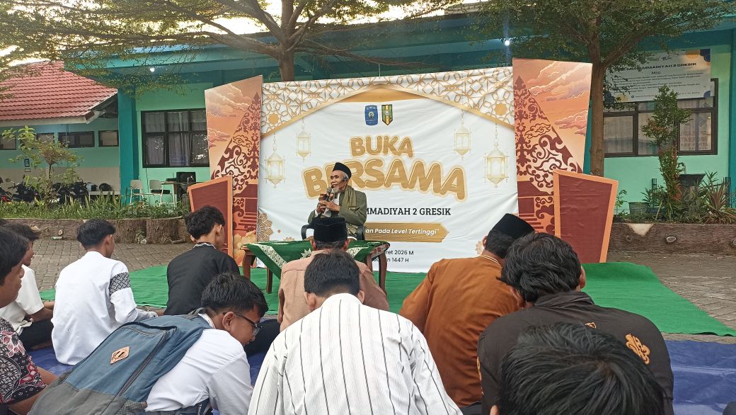 Ustadz Subhan Syarif menyampaikan kajian pada penutupan PKDA SMK Muhammadiyah 2 Gresik. (Fachrijal Al Farisi)