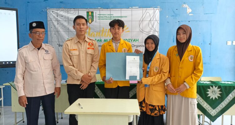 Pelantikan pengurus IPM SMP Muhammadiyah 14 Driyorejo mendapat apresiasi dari Majelis Dikdasmen PCM Driyorejo karena dinilai berhasil membina kader pelajar. (foto: Elisyah Susanty)
