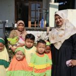 Ziyadatul Khoir Sumitro Sudjono (sebelah kiri) bersama dengan siswaTK dan KB Aiyiyyah 49 Griya kencana saat meyalurkan zakat fitrah ke warga sekitar sekolah. (Elisyah Susanty/GIRIMU.COM)