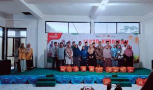 LAZISMU Benjeng menyalurkan 300 Kado Ramadan kepada dhuafa, marbot, guru TPA, dai, dan relawan di PPEM Benjeng.