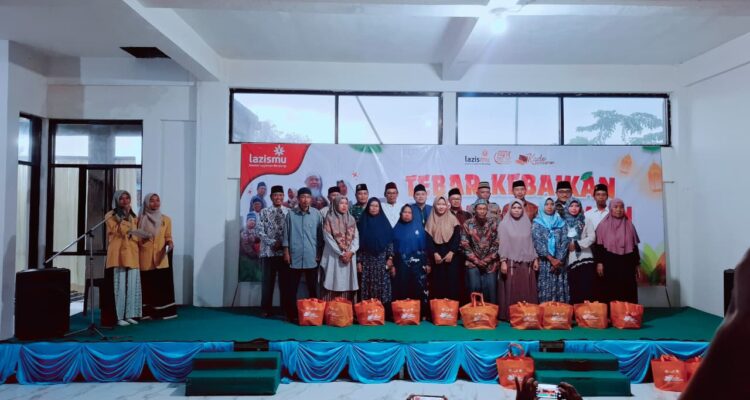 LAZISMU Benjeng menyalurkan 300 Kado Ramadan kepada dhuafa, marbot, guru TPA, dai, dan relawan di PPEM Benjeng.
