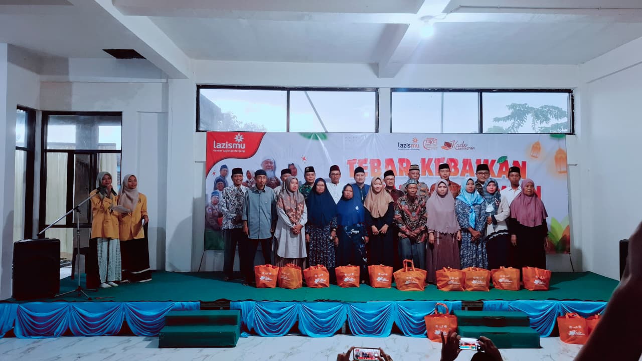 LAZISMU Benjeng menyalurkan 300 Kado Ramadan kepada dhuafa, marbot, guru TPA, dai, dan relawan di PPEM Benjeng.