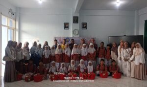 Penerima bingkisan saat Ikwam SD Al Islam berbagi ,Jumat 6 Maret 2026