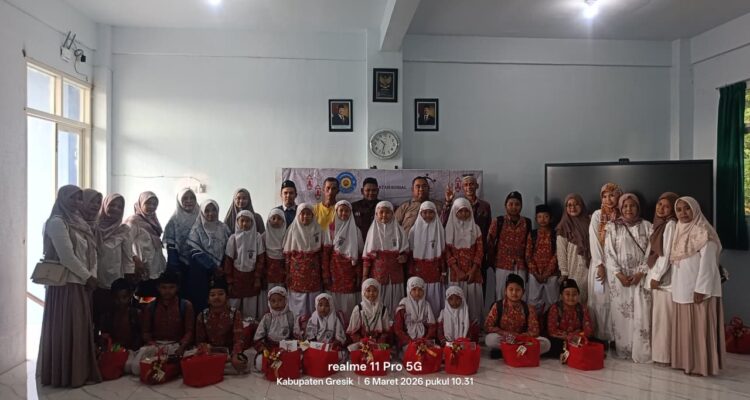 Penerima bingkisan saat Ikwam SD Al Islam berbagi ,Jumat 6 Maret 2026