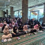 Siswa Spemdalas mengerjakan quiz PKDA secara digital melalui ponsel masing-masing.