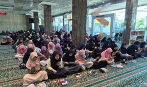 Siswa Spemdalas mengerjakan quiz PKDA secara digital melalui ponsel masing-masing.