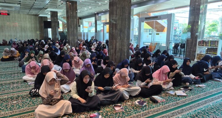 Siswa Spemdalas mengerjakan quiz PKDA secara digital melalui ponsel masing-masing.