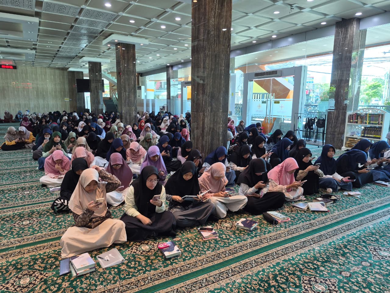 Siswa Spemdalas mengerjakan quiz PKDA secara digital melalui ponsel masing-masing.