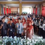 Peserta Pesantren Kilat 1447 H SMA Muhammadiyah 8 Gresik berfoto bersama usai pembukaan kegiatan (Jovan/girimu)