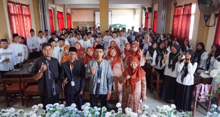 Peserta Pesantren Kilat 1447 H SMA Muhammadiyah 8 Gresik berfoto bersama usai pembukaan kegiatan (Jovan/girimu)