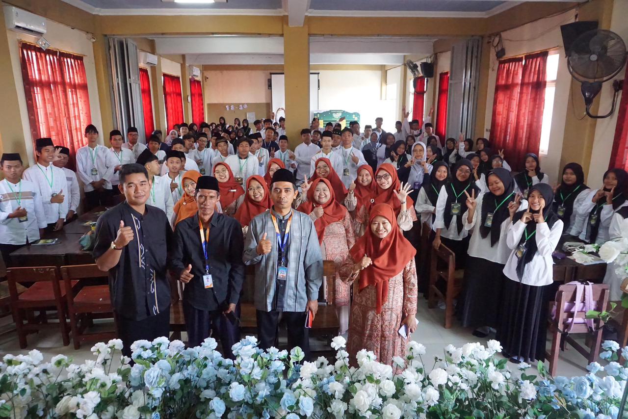 Peserta Pesantren Kilat 1447 H SMA Muhammadiyah 8 Gresik berfoto bersama usai pembukaan kegiatan (Jovan/girimu)