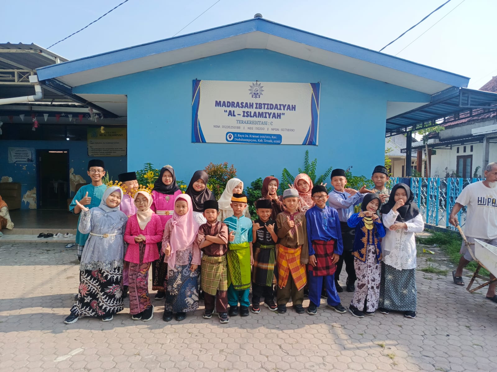 MI Al Islamiyah Kramat Gresik merayakan Hari Kartini dengan lomba paduan suara dan menghias kipas, sekaligus menjadi momen penyegar jelang TKA 2026.