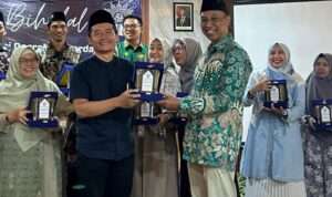 Kepala Spemdalas, Yugo Triawanto (berbaju hitam) menerima penghargaan sebagai sekolah dengan peningkatan jumlah siswa signifikan, Sabtu (4/4/26)