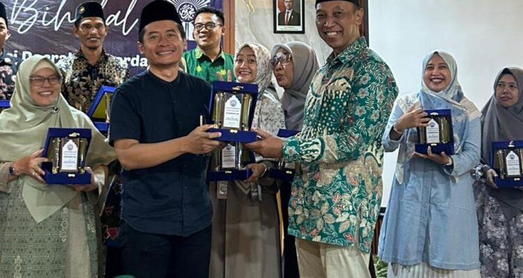 Kepala Spemdalas, Yugo Triawanto (berbaju hitam) menerima penghargaan sebagai sekolah dengan peningkatan jumlah siswa signifikan, Sabtu (4/4/26)