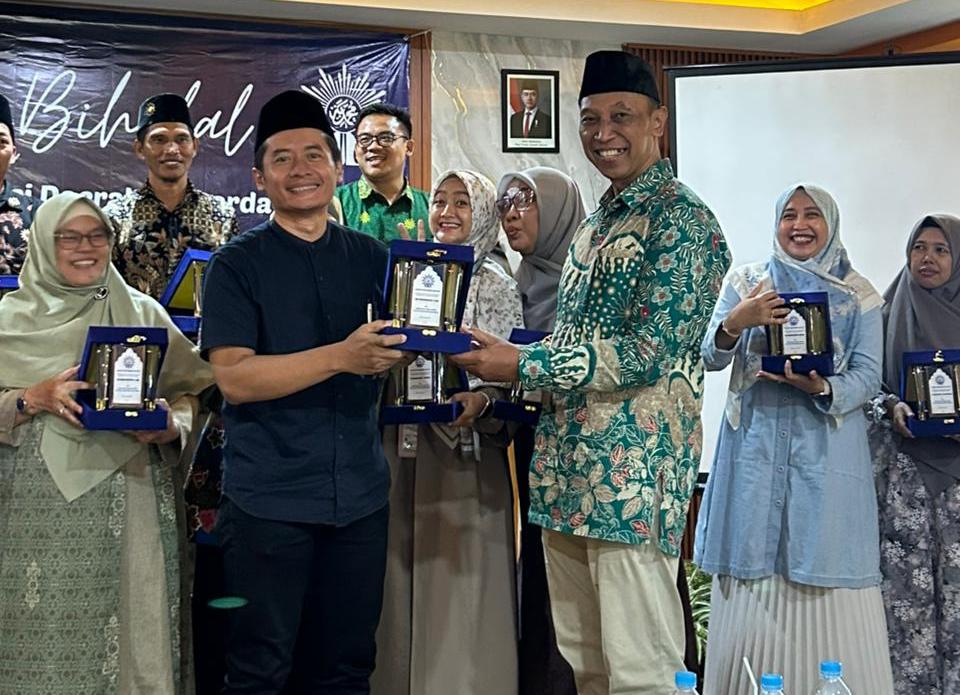 Kepala Spemdalas, Yugo Triawanto (berbaju hitam) menerima penghargaan sebagai sekolah dengan peningkatan jumlah siswa signifikan, Sabtu (4/4/26)