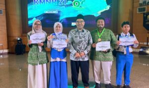 Tim Spemdalas berfoto bersama Presiden Direktur Klinik Pendidikan MIPA (KPM) Pusat adalah Dr. Raden Ridwan Hasan Saputra