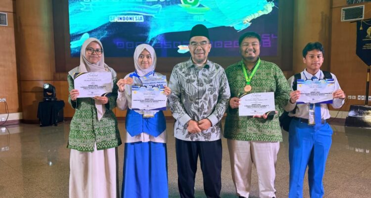 Tim Spemdalas berfoto bersama Presiden Direktur Klinik Pendidikan MIPA (KPM) Pusat adalah Dr. Raden Ridwan Hasan Saputra