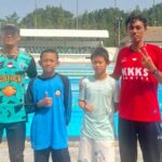 Dhirgam Irhab Sugarda (dua dari kanan) didampingi oleh ustadz Bijak Laksono Putro SPd setelah menyelesaikan O2SN Kabupaten Gresik Kategori Renang di Kolam Renang Petrokimia Gresik. (Istimewa/Girimu.com)