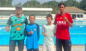 Dhirgam Irhab Sugarda (dua dari kanan) didampingi oleh ustadz Bijak Laksono Putro SPd setelah menyelesaikan O2SN Kabupaten Gresik Kategori Renang di Kolam Renang Petrokimia Gresik. (Istimewa/Girimu.com)