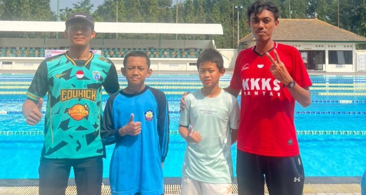 Dhirgam Irhab Sugarda (dua dari kanan) didampingi oleh ustadz Bijak Laksono Putro SPd setelah menyelesaikan O2SN Kabupaten Gresik Kategori Renang di Kolam Renang Petrokimia Gresik. (Istimewa/Girimu.com)