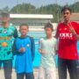 Dhirgam Irhab Sugarda (dua dari kanan) didampingi oleh ustadz Bijak Laksono Putro SPd setelah menyelesaikan O2SN Kabupaten Gresik Kategori Renang di Kolam Renang Petrokimia Gresik. (Istimewa/Girimu.com)