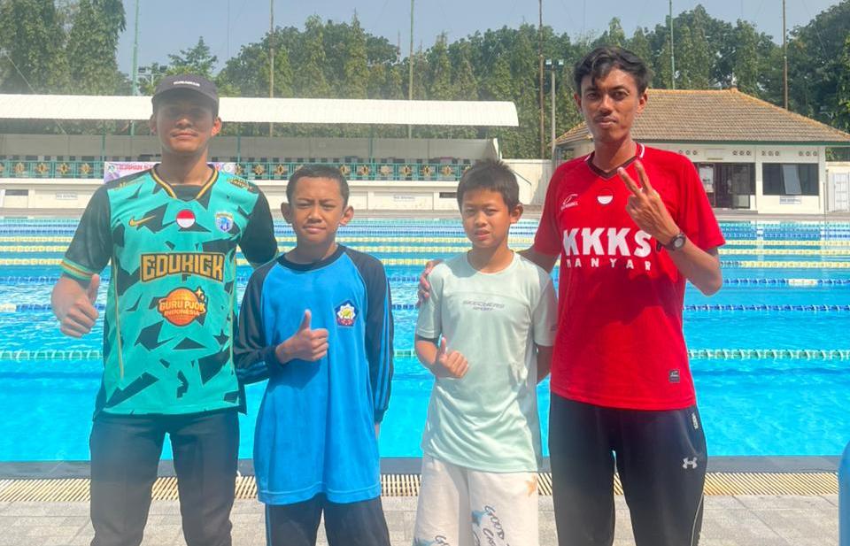 Dhirgam Irhab Sugarda (dua dari kanan) didampingi oleh ustadz Bijak Laksono Putro SPd setelah menyelesaikan O2SN Kabupaten Gresik Kategori Renang di Kolam Renang Petrokimia Gresik. (Istimewa/Girimu.com)