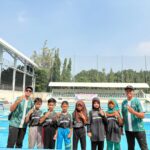 Andi Catra Ratnanggadi (paling kanan) bersama kontingen renang Kecamatan Driyorejo dan Perwakilan KKG PJOK Driyorejo dalam ajang O2SN Tingkat Kabupaten