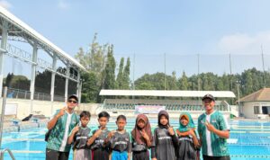 Andi Catra Ratnanggadi (paling kanan) bersama kontingen renang Kecamatan Driyorejo dan Perwakilan KKG PJOK Driyorejo dalam ajang O2SN Tingkat Kabupaten